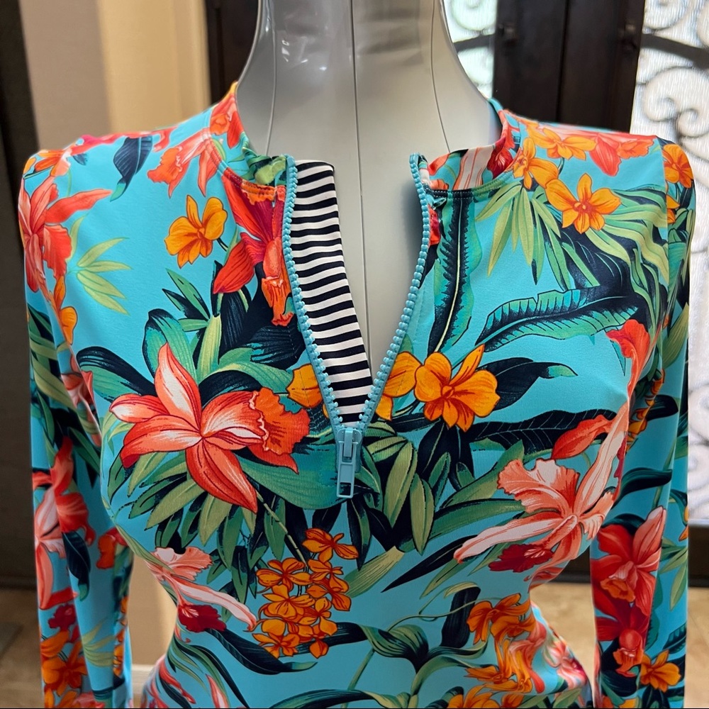 Tommy Bahama floral half long sleeve top. Size M